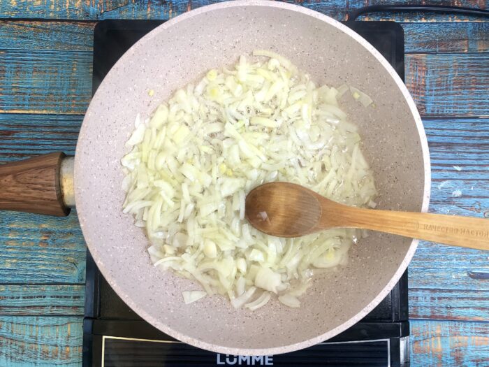 Se dă ceapa tocată