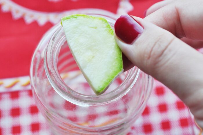 Puneți legumele tocate în borcan