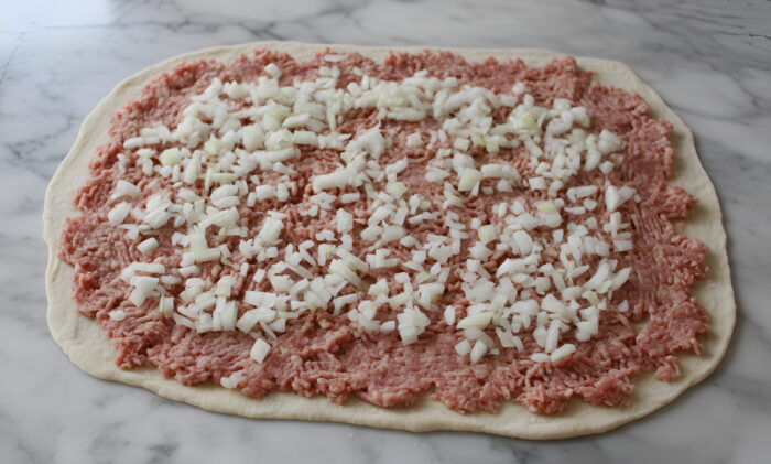 Adaugati carnea si ceapa