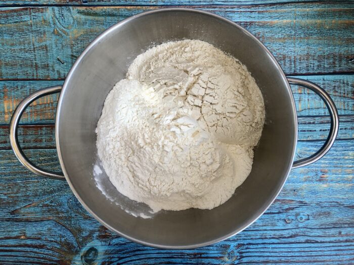 se amestecă cele două tipuri de făină