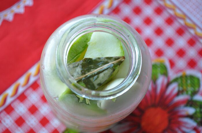 Se adaugă usturoiul și frunza de dafin