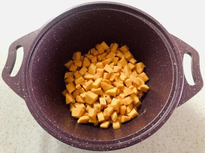 Se pune într-o cratiță