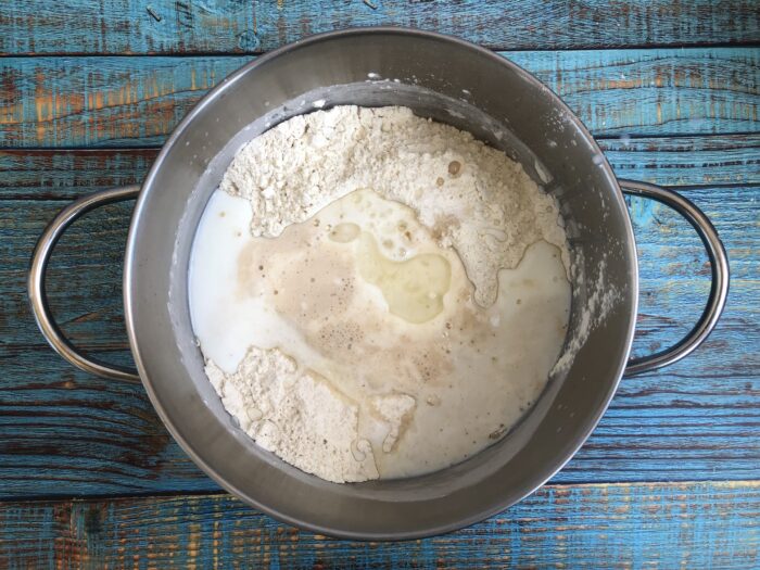 Se toarnă chefirul cald