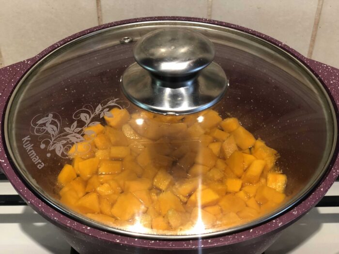 Se pune la aburi sub un capac