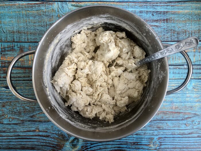 Se frământă aluatul