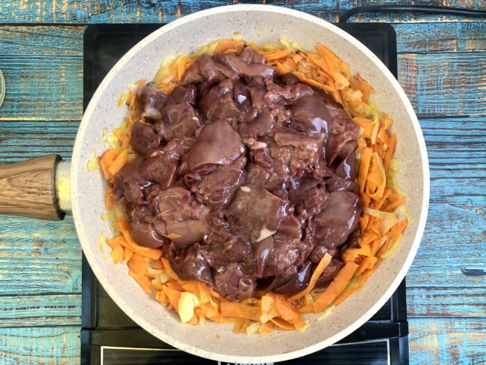 Împingeți legumele pe părțile laterale