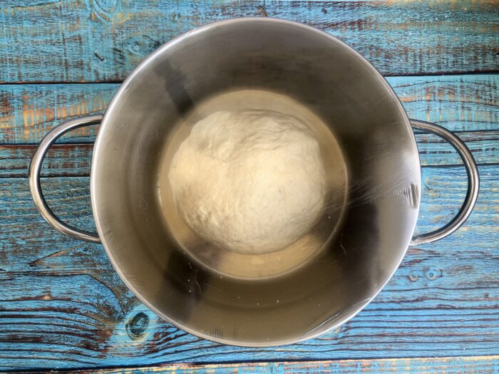 Chefir turnat in bol cu faina integrala si drojdie