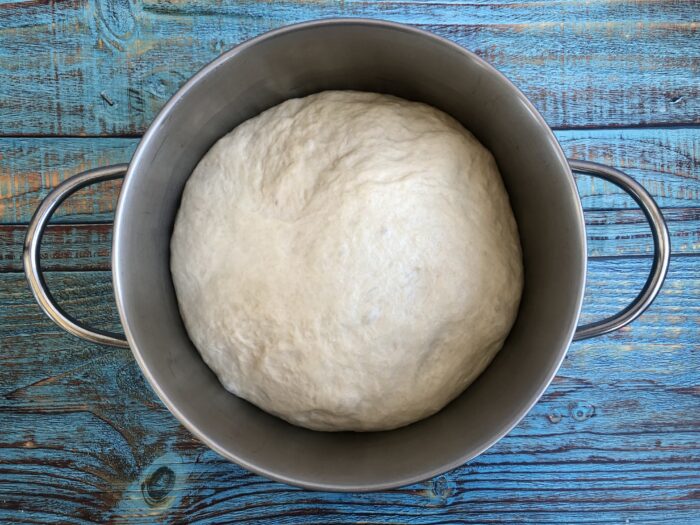 Se frământă aluatul crescut