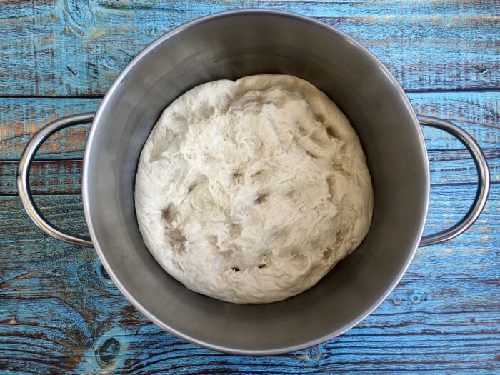 Se acoperă din nou cu folie alimentară