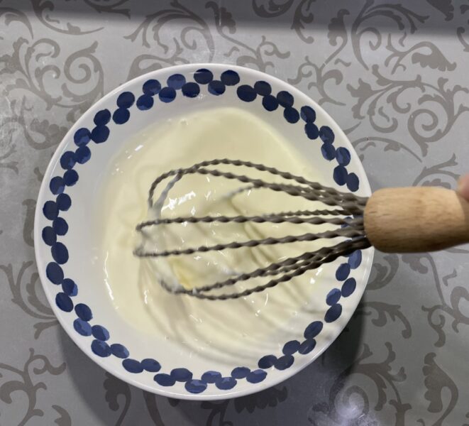 se bat împreună cele două ouă