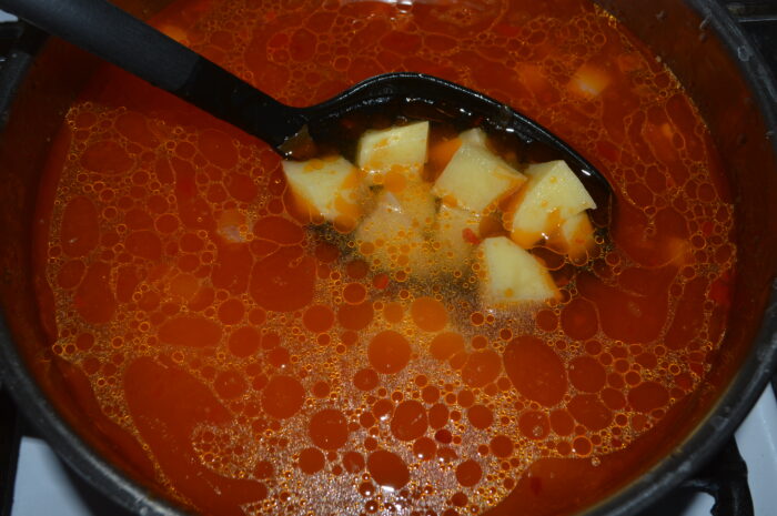 Ciorba de perisoare intr-un bol adanc