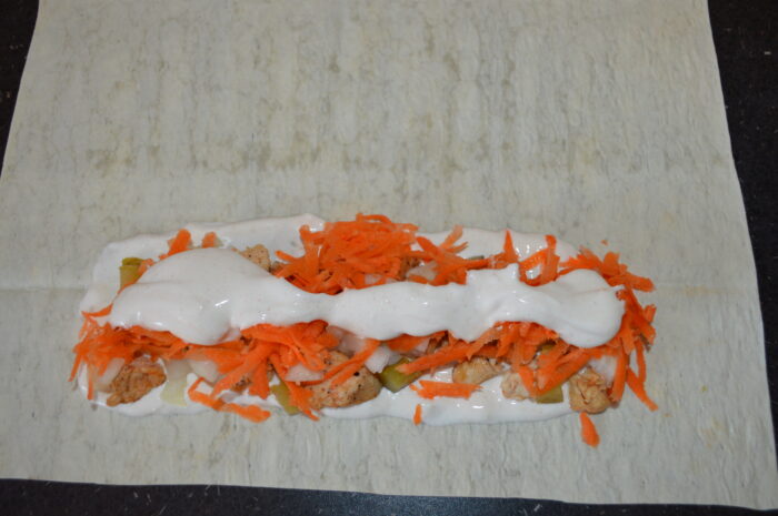 Deasupra mai puneti o lingura de sos