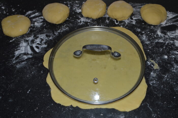 Intindeti bilele de aluat cu sucitorul