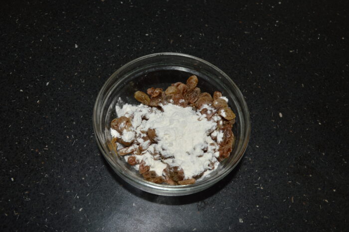 Peste stafidele scurse de apa se presoara putina faina