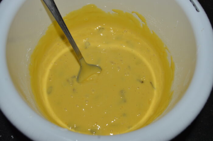 Se amesteca stafidele cu aluatul