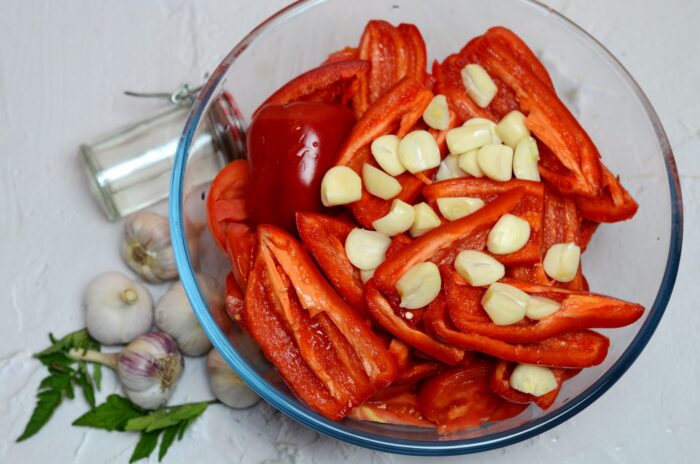 Se curăță usturoiul de coajă