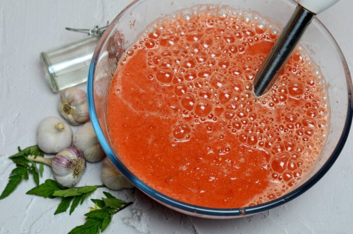 Adjica se bate cu ajutorul unui blender