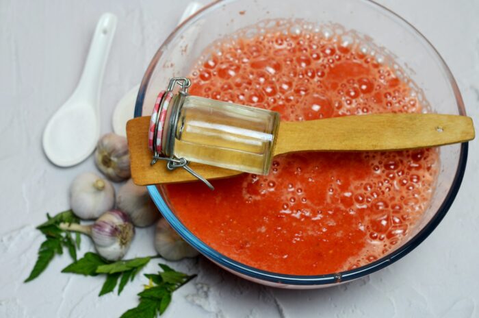 Se toarnă oțetul de masă