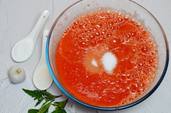 Se adaugă zahărul și sarea