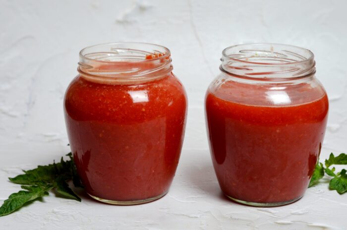 adjica crudă se toarnă în borcane