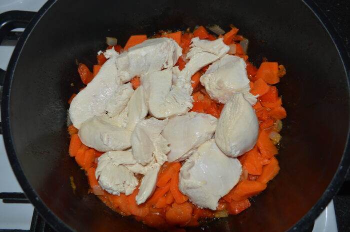 adaugati pieptul de pui in ceaun