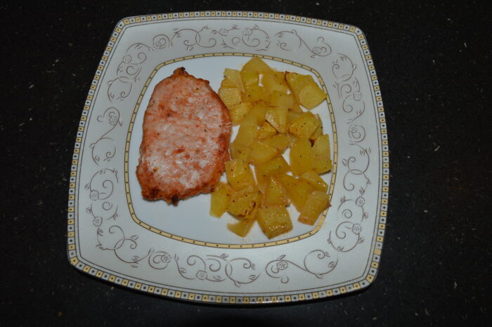 cotlet de porc gata in farfurie