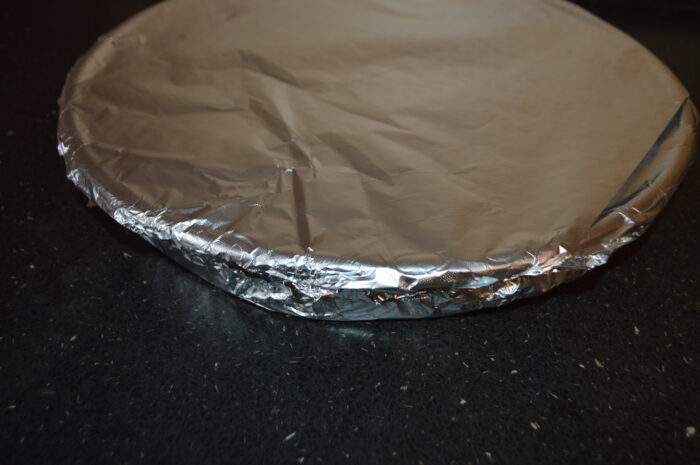 Acoperiti tava cu folie de aluminiu