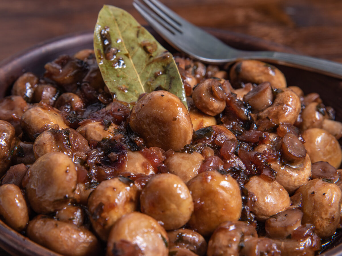 Fricassee cu ciuperci si vin rosu poza