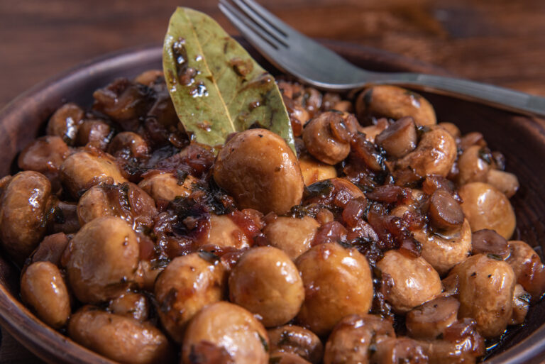 Fricassee cu ciuperci si vin rosu