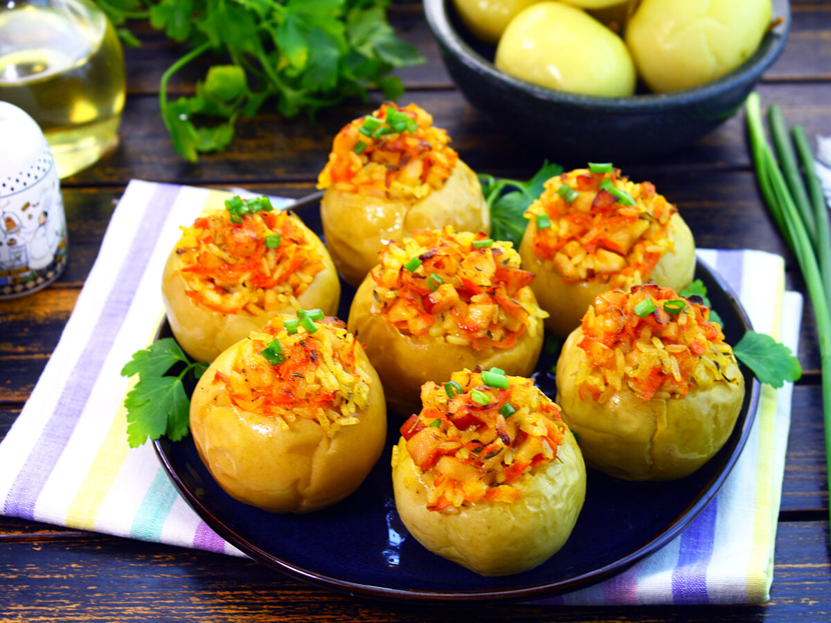 Mere murate umplute cu șuncă, orez și legume (morcovi și ceapă) poza
