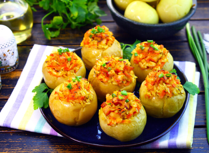 Mere murate umplute cu șuncă, orez și legume (morcovi și ceapă) poza