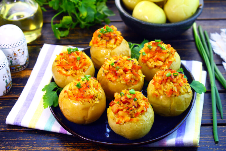 Mere murate umplute cu sunca, orez si legume (morcovi si ceapa)