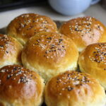 Chifle pentru burger de casă pe aluat de drojdie