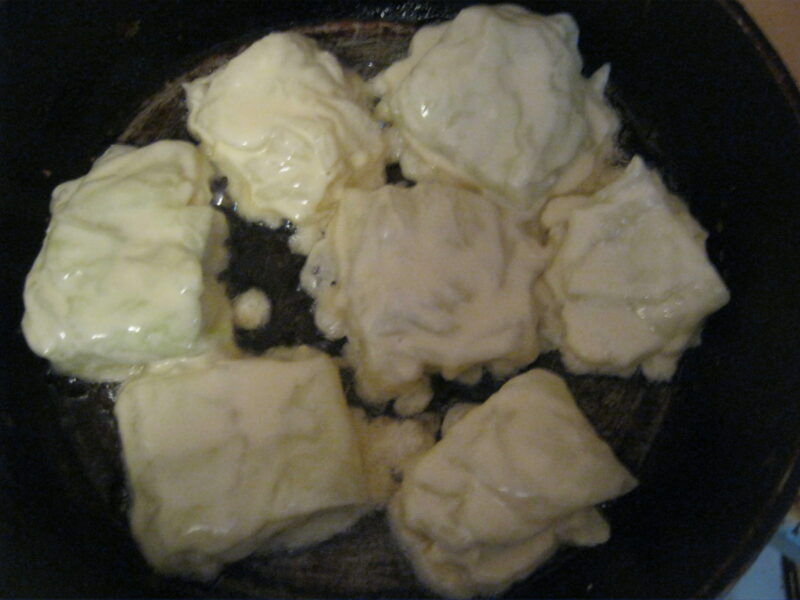 Se inmoaie fiecare plic de varza in aluat