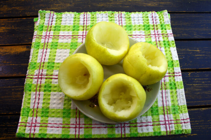 Scoateți miezul merelor