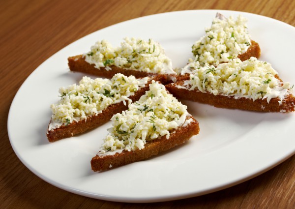 Toast cu brânză de vaci la micul dejun poza