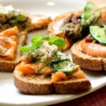 Sandwich cu somon afumat și avocado