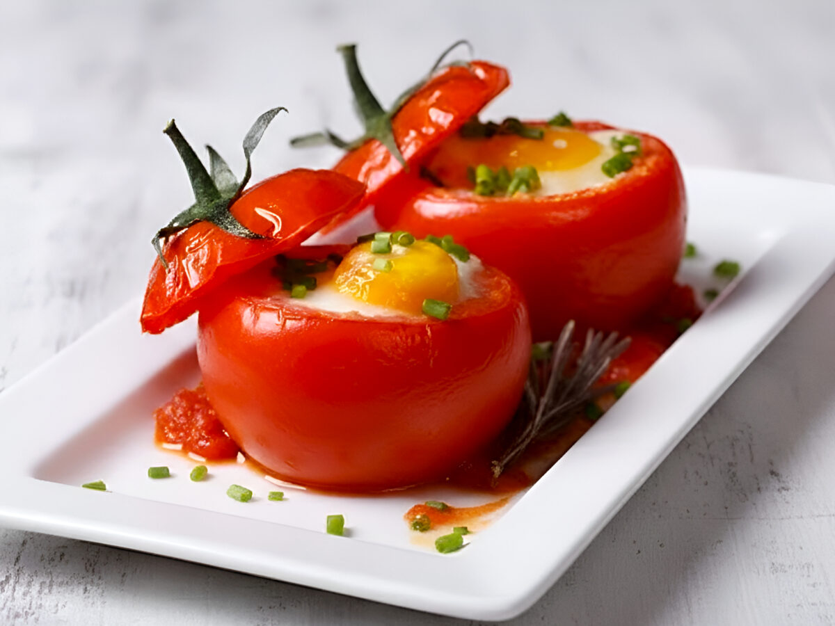 Oua coapte in rosii poza