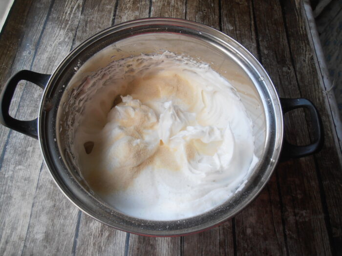 Adăugați 2 g de sare