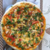Pizza de casă cu pui și ciuperci poza