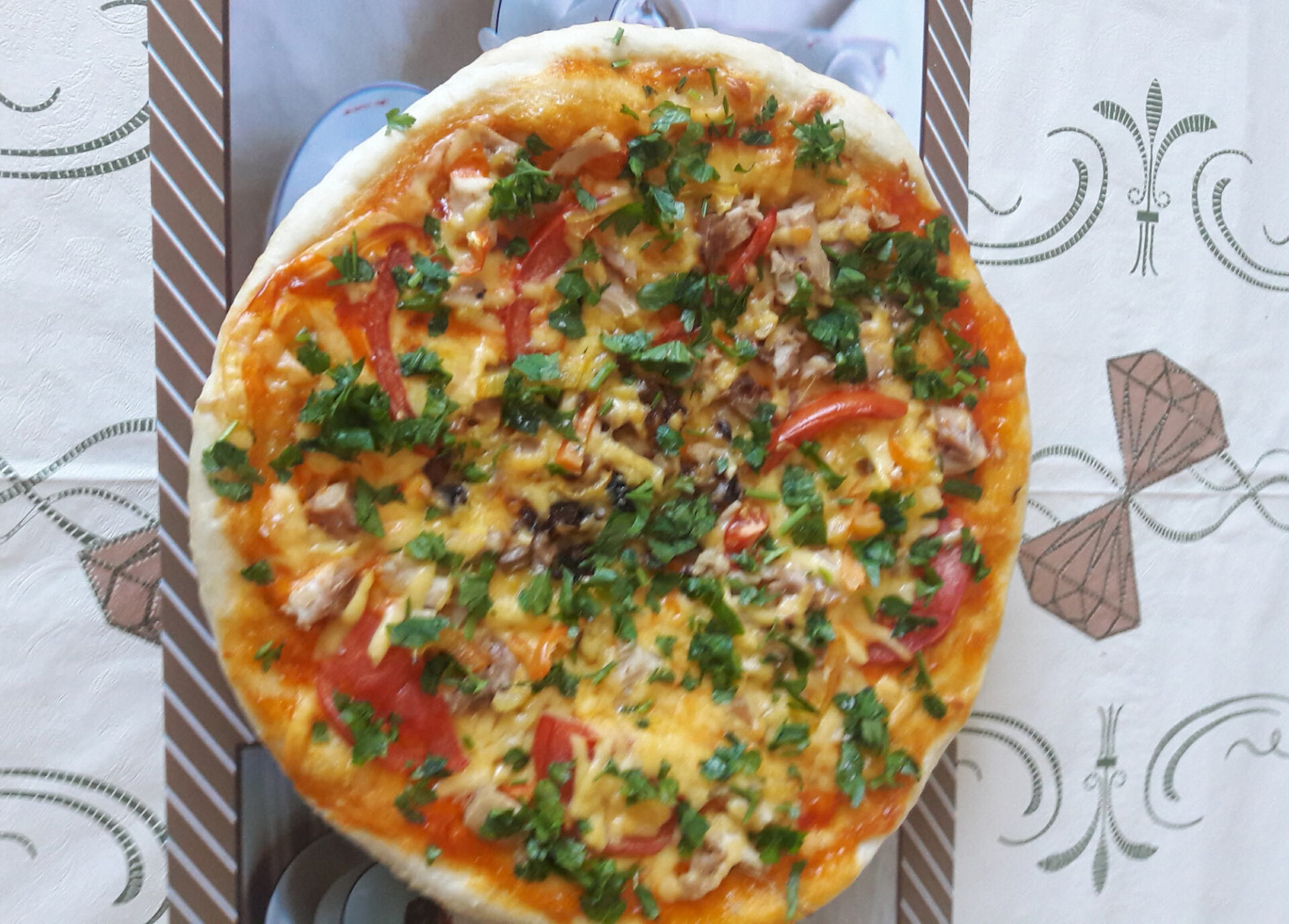 Pizza de casă cu pui și ciuperci poza