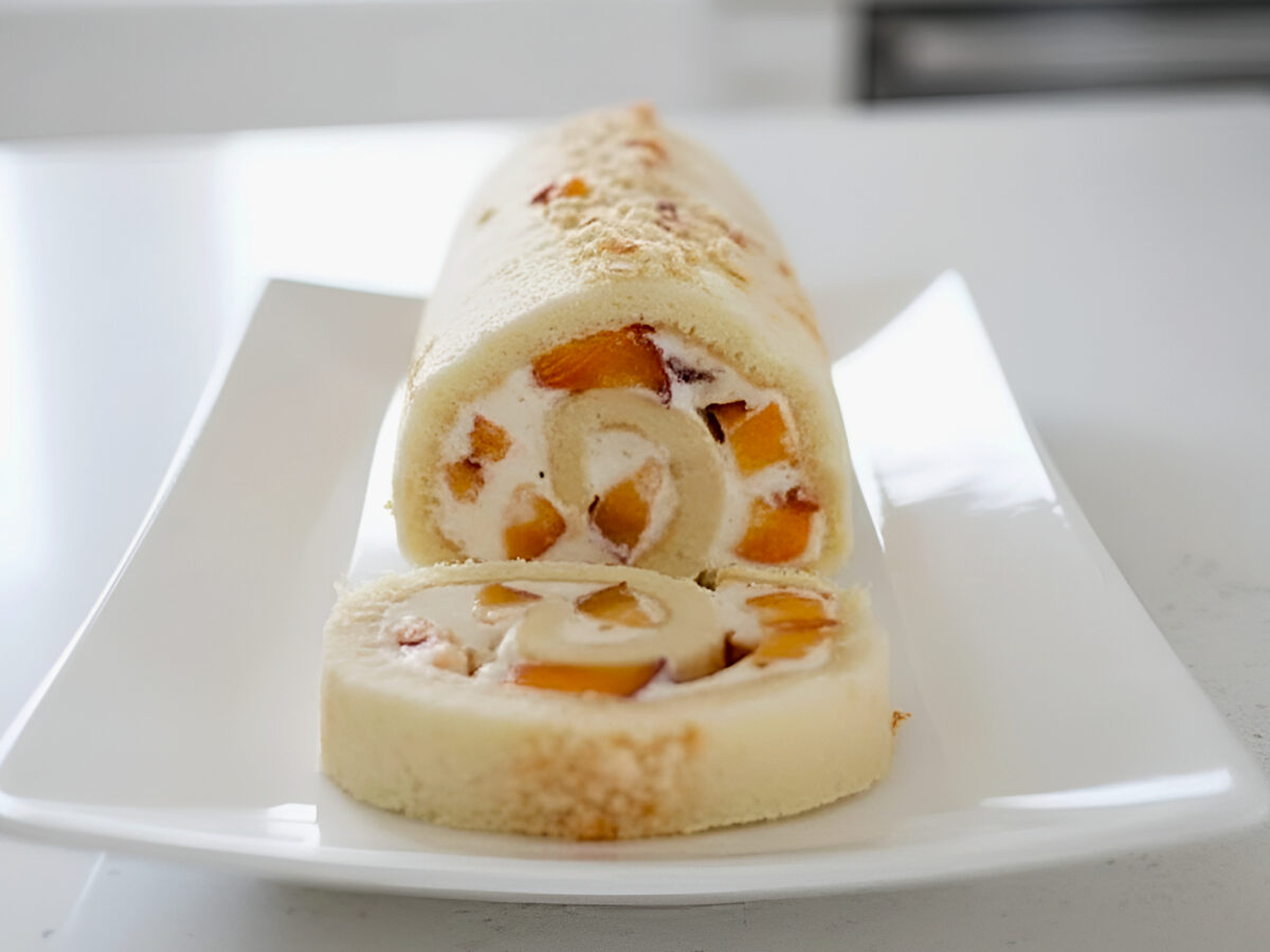 Rulada cu piersici si crema de branza poza