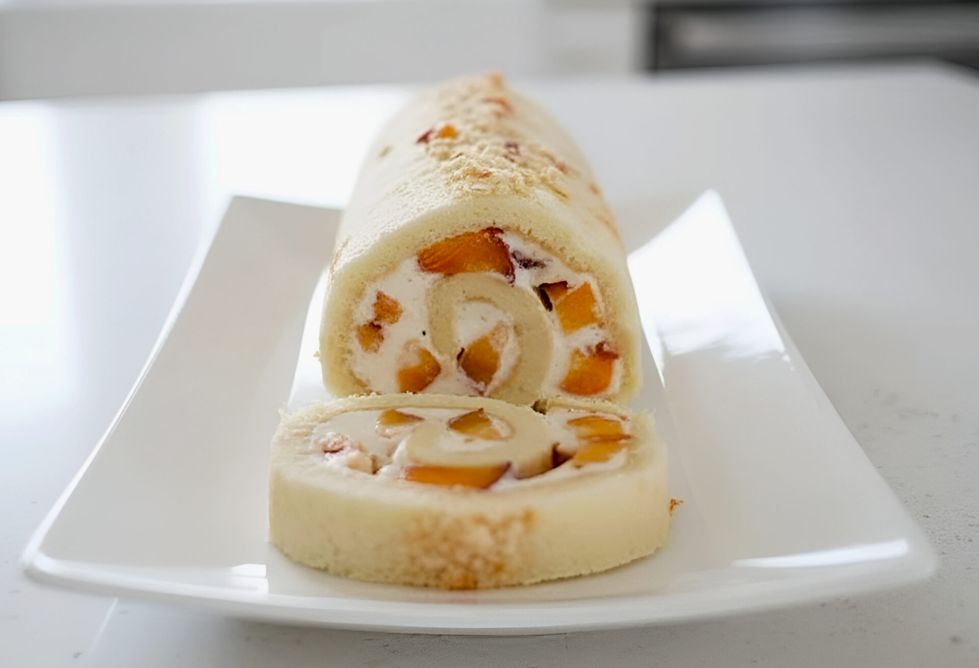 Rulada cu piersici si crema de branza poza