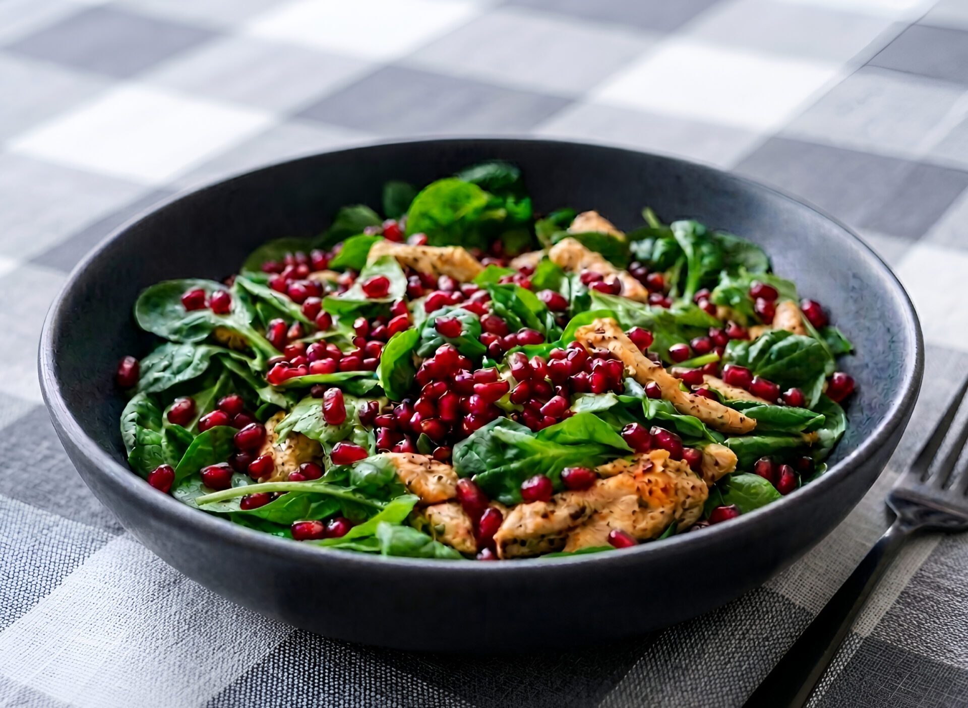 Salata cu rodie, pui si spanac poza