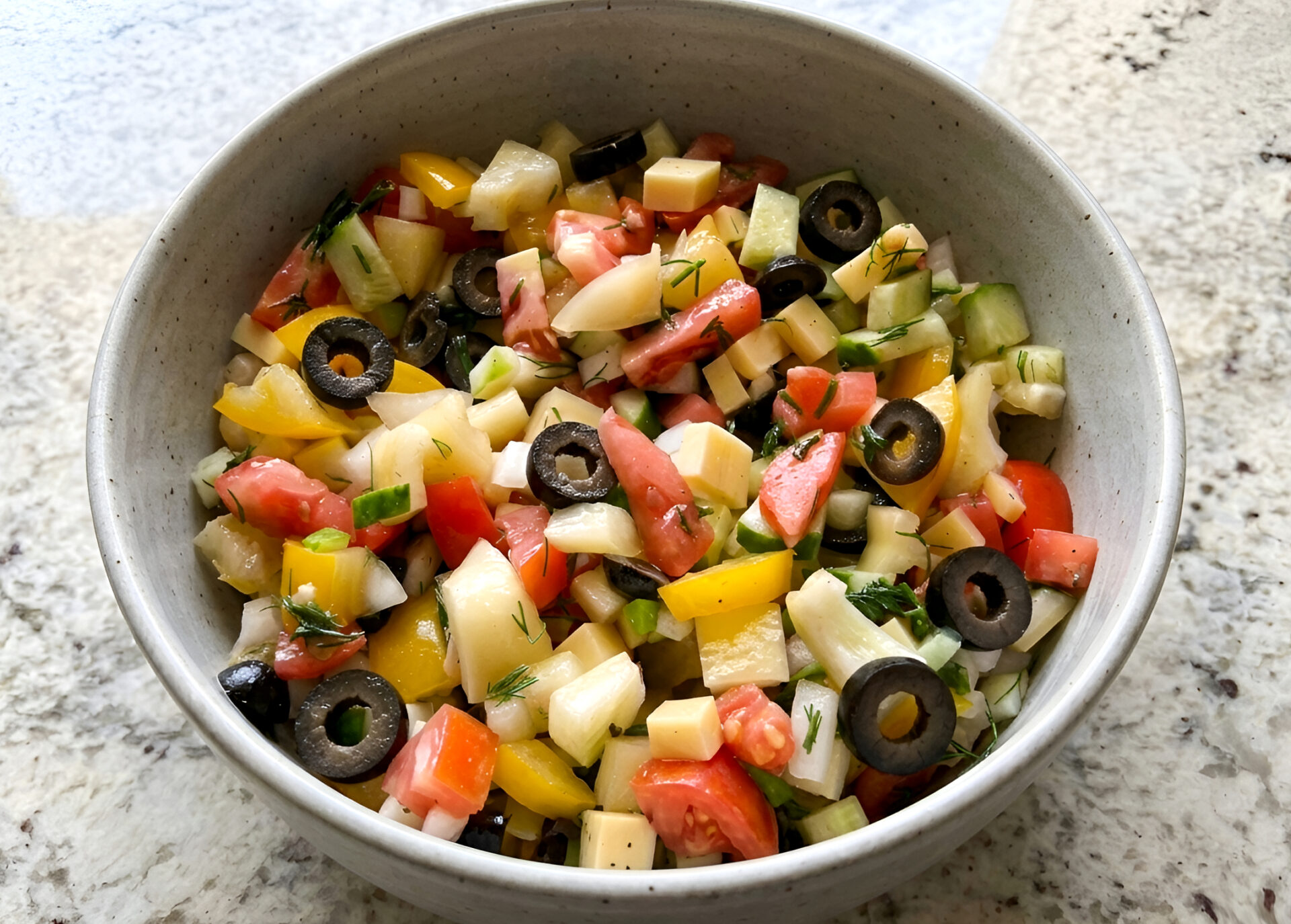 Salata de castraveti cu masline si cascaval poza