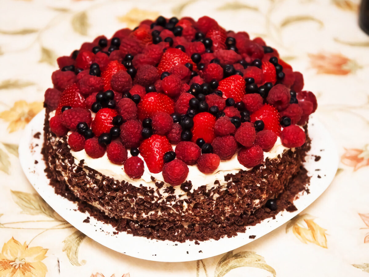 Tort de ciocolată cu fructe de pădure poza