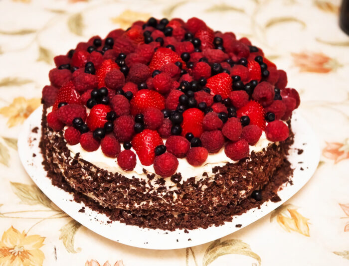 Tort de ciocolată cu fructe de pădure poza