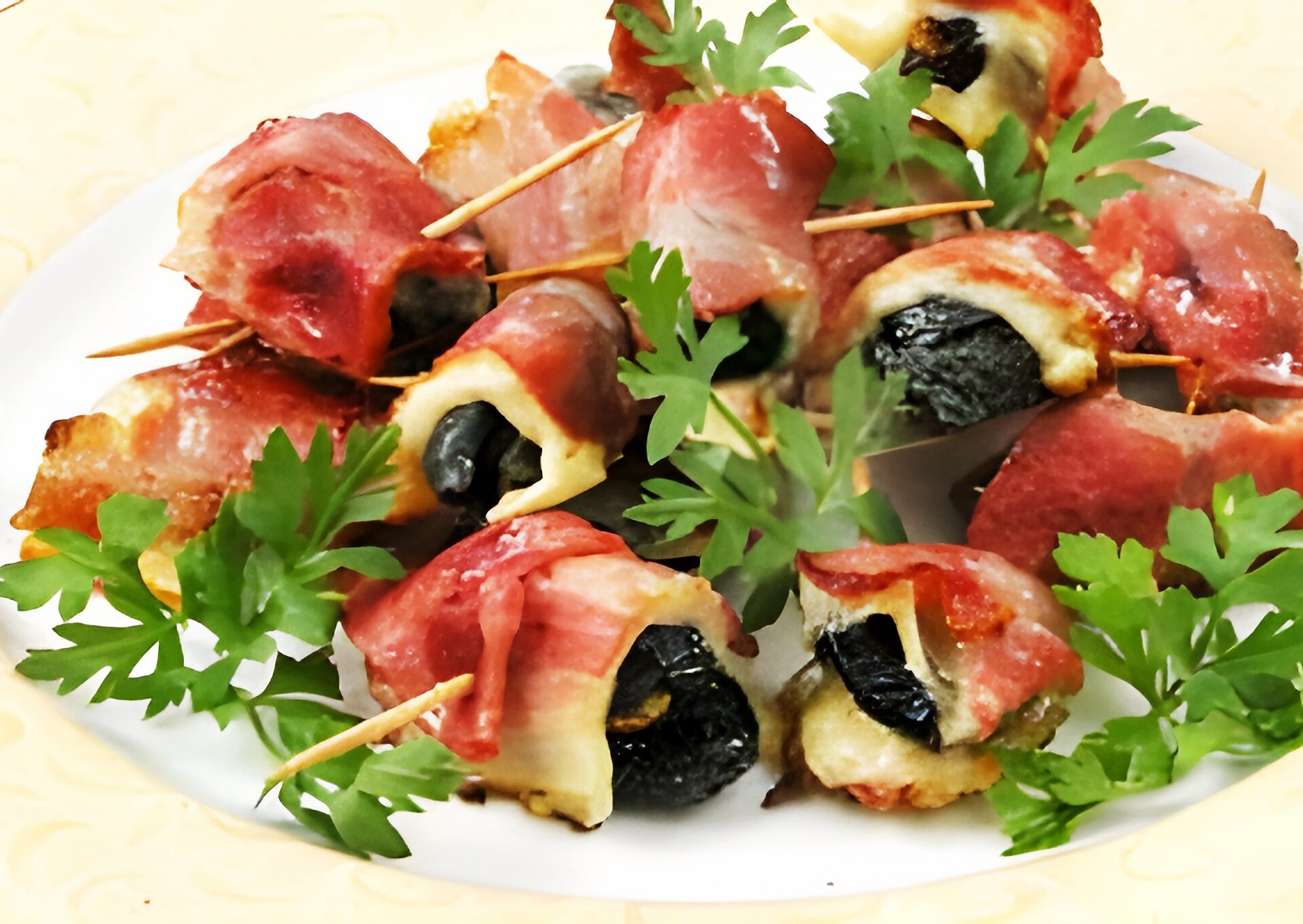 Rulouri de bacon cu prune uscate poza