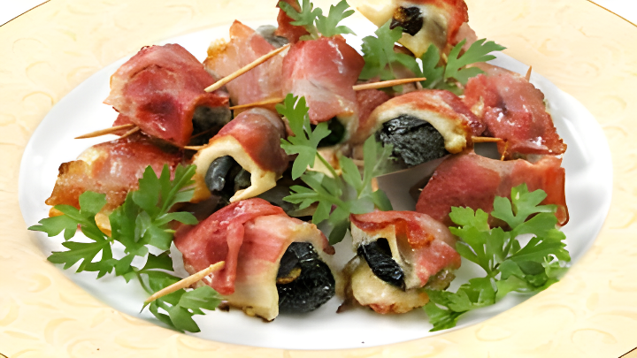 Rulouri de bacon cu prune uscate