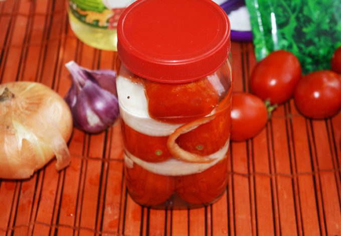 Rosii marinate la borcan cu otet